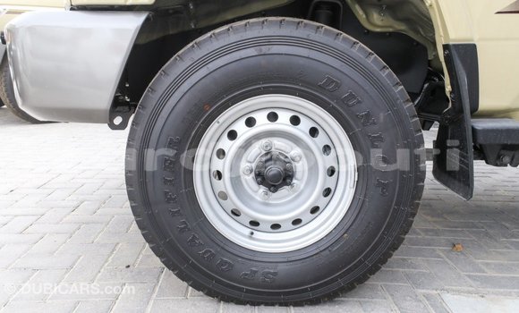 Acheter Import Voiture Toyota Land Cruiser Beige à Import - Dubai, Ali Sabieh Region Acheter Import Voiture Toyota Land Cruiser Beige à Import - Dubai, Ali Sabieh Region