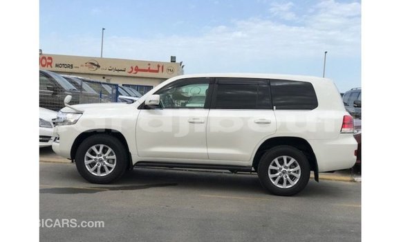 Acheter Import Voiture Toyota Land Cruiser Blanc à Import - Dubai, Ali Sabieh Region Acheter Import Voiture Toyota Land Cruiser Blanc à Import - Dubai, Ali Sabieh Region