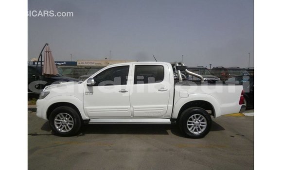 Acheter Import Voiture Toyota Hilux Blanc à Import - Dubai, Ali Sabieh Region Acheter Import Voiture Toyota Hilux Blanc à Import - Dubai, Ali Sabieh Region
