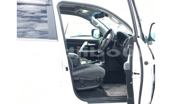 Acheter Import Voiture Toyota Land Cruiser Blanc à Import - Dubai, Ali Sabieh Region Acheter Import Voiture Toyota Land Cruiser Blanc à Import - Dubai, Ali Sabieh Region