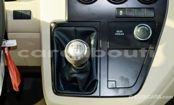 Acheter Import Voiture Toyota Hiace Blanc à Import - Dubai, Ali Sabieh Region Acheter Import Voiture Toyota Hiace Blanc à Import - Dubai, Ali Sabieh Region