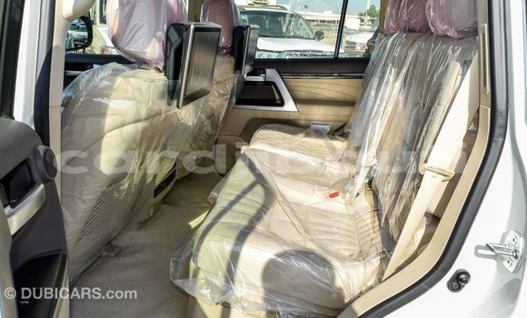 Acheter Import Voiture Toyota Land Cruiser Blanc à Import - Dubai, Ali Sabieh Region Acheter Import Voiture Toyota Land Cruiser Blanc à Import - Dubai, Ali Sabieh Region