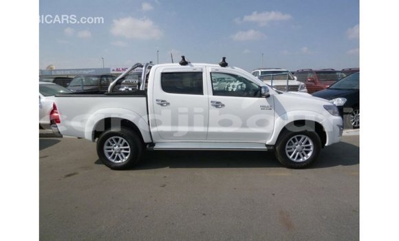 Acheter Import Voiture Toyota Hilux Blanc à Import - Dubai, Ali Sabieh Region Acheter Import Voiture Toyota Hilux Blanc à Import - Dubai, Ali Sabieh Region