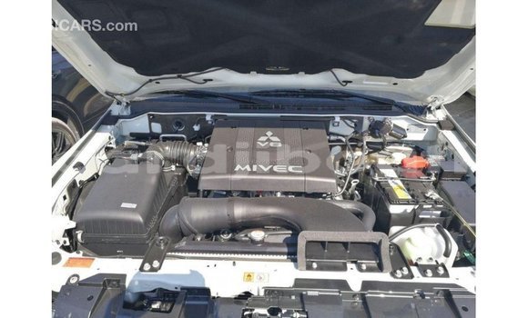 Acheter Import Voiture Mitsubishi Pajero Blanc à Import - Dubai, Ali Sabieh Region Acheter Import Voiture Mitsubishi Pajero Blanc à Import - Dubai, Ali Sabieh Region