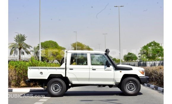 Acheter Import Voiture Toyota Land Cruiser Blanc à Import - Dubai, Ali Sabieh Region Acheter Import Voiture Toyota Land Cruiser Blanc à Import - Dubai, Ali Sabieh Region