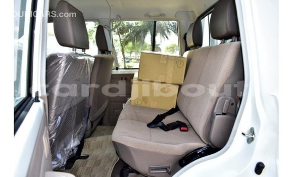 Acheter Import Voiture Toyota Land Cruiser Blanc à Import - Dubai, Ali Sabieh Region Acheter Import Voiture Toyota Land Cruiser Blanc à Import - Dubai, Ali Sabieh Region