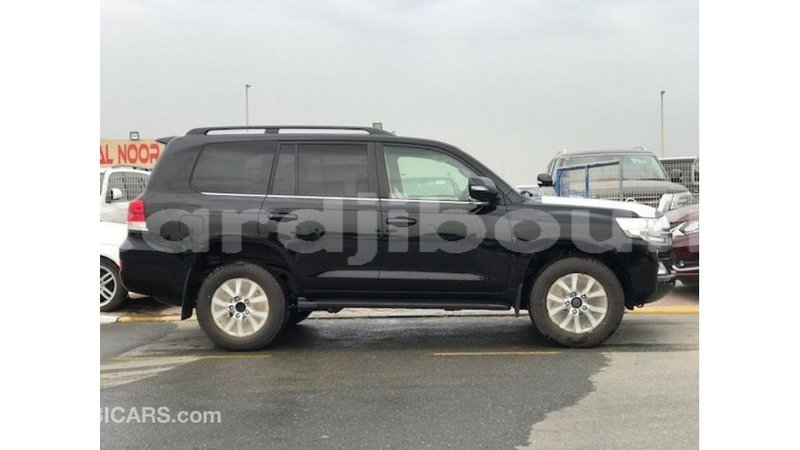 Big with watermark toyota land cruiser ali sabieh region import dubai 3271