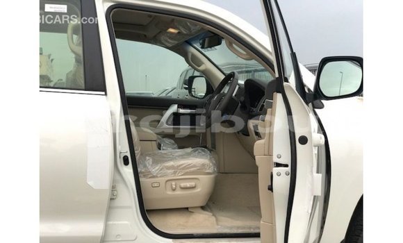 Acheter Import Voiture Toyota Land Cruiser Blanc à Import - Dubai, Ali Sabieh Region Acheter Import Voiture Toyota Land Cruiser Blanc à Import - Dubai, Ali Sabieh Region