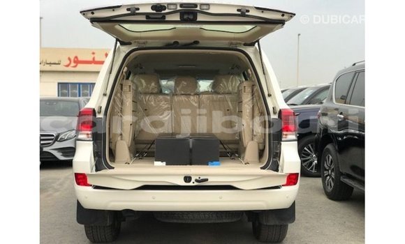Acheter Import Voiture Toyota Land Cruiser Blanc à Import - Dubai, Ali Sabieh Region Acheter Import Voiture Toyota Land Cruiser Blanc à Import - Dubai, Ali Sabieh Region