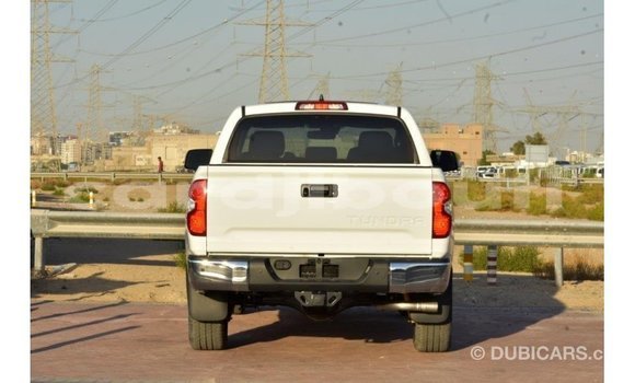 Acheter Import Voiture Toyota Tundra Blanc à Import - Dubai, Ali Sabieh Region Acheter Import Voiture Toyota Tundra Blanc à Import - Dubai, Ali Sabieh Region