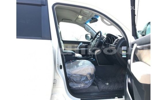 Acheter Import Voiture Toyota Land Cruiser Blanc à Import - Dubai, Ali Sabieh Region Acheter Import Voiture Toyota Land Cruiser Blanc à Import - Dubai, Ali Sabieh Region