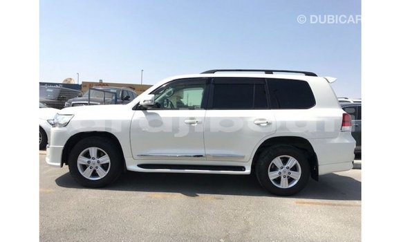 Acheter Import Voiture Toyota Land Cruiser Blanc à Import - Dubai, Ali Sabieh Region Acheter Import Voiture Toyota Land Cruiser Blanc à Import - Dubai, Ali Sabieh Region