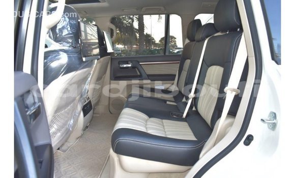 Acheter Import Voiture Toyota Land Cruiser Blanc à Import - Dubai, Ali Sabieh Region Acheter Import Voiture Toyota Land Cruiser Blanc à Import - Dubai, Ali Sabieh Region