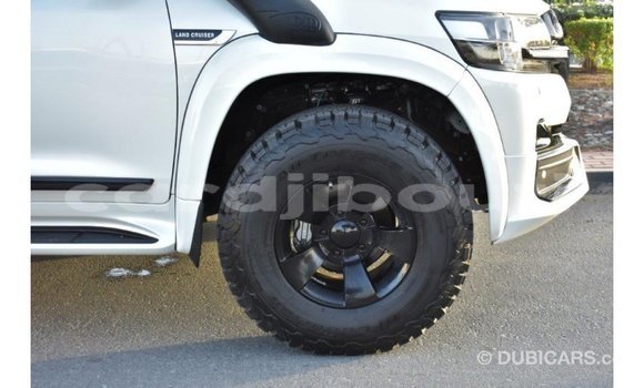Acheter Import Voiture Toyota Land Cruiser Blanc à Import - Dubai, Ali Sabieh Region Acheter Import Voiture Toyota Land Cruiser Blanc à Import - Dubai, Ali Sabieh Region