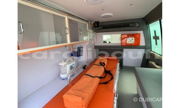 Acheter Import Voiture Toyota Land Cruiser Beige à Import - Dubai, Ali Sabieh Region Acheter Import Voiture Toyota Land Cruiser Beige à Import - Dubai, Ali Sabieh Region