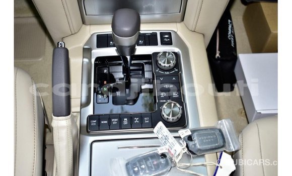 Acheter Import Voiture Toyota Land Cruiser Blanc à Import - Dubai, Ali Sabieh Region Acheter Import Voiture Toyota Land Cruiser Blanc à Import - Dubai, Ali Sabieh Region
