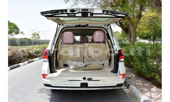 Acheter Import Voiture Toyota Land Cruiser Blanc à Import - Dubai, Ali Sabieh Region Acheter Import Voiture Toyota Land Cruiser Blanc à Import - Dubai, Ali Sabieh Region