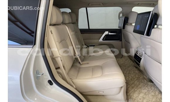 Acheter Import Voiture Toyota Land Cruiser Blanc à Import - Dubai, Ali Sabieh Region Acheter Import Voiture Toyota Land Cruiser Blanc à Import - Dubai, Ali Sabieh Region
