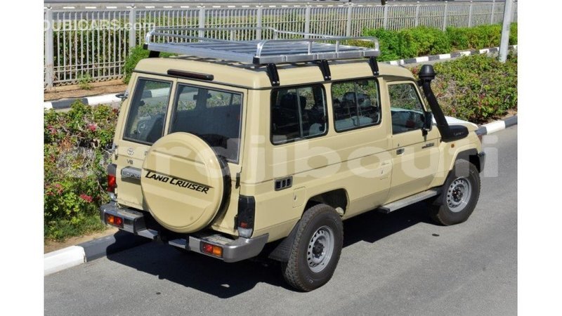 Big with watermark toyota land cruiser ali sabieh region import dubai 3385