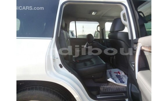 Acheter Import Voiture Toyota Land Cruiser Blanc à Import - Dubai, Ali Sabieh Region Acheter Import Voiture Toyota Land Cruiser Blanc à Import - Dubai, Ali Sabieh Region