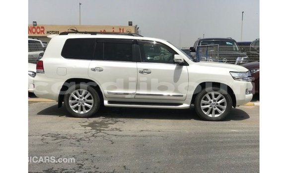 Acheter Import Voiture Toyota Land Cruiser Blanc à Import - Dubai, Ali Sabieh Region Acheter Import Voiture Toyota Land Cruiser Blanc à Import - Dubai, Ali Sabieh Region