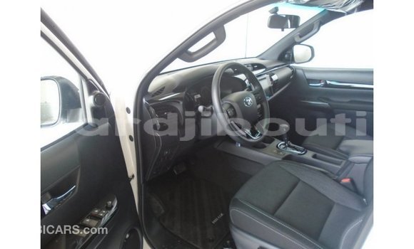 Acheter Import Voiture Toyota Hilux Blanc à Import - Dubai, Ali Sabieh Region Acheter Import Voiture Toyota Hilux Blanc à Import - Dubai, Ali Sabieh Region