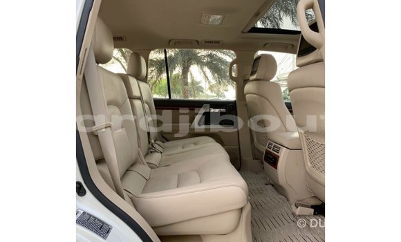 Acheter Import Voiture Toyota Land Cruiser Blanc à Import - Dubai, Ali Sabieh Region Acheter Import Voiture Toyota Land Cruiser Blanc à Import - Dubai, Ali Sabieh Region