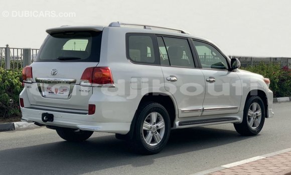 Acheter Import Voiture Toyota Land Cruiser Blanc à Import - Dubai, Ali Sabieh Region Acheter Import Voiture Toyota Land Cruiser Blanc à Import - Dubai, Ali Sabieh Region