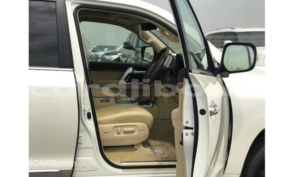 Acheter Import Voiture Toyota Land Cruiser Blanc à Import - Dubai, Ali Sabieh Region Acheter Import Voiture Toyota Land Cruiser Blanc à Import - Dubai, Ali Sabieh Region