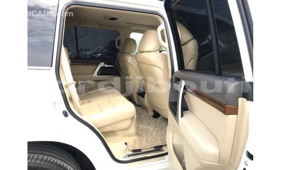 Acheter Import Voiture Toyota Land Cruiser Blanc à Import - Dubai, Ali Sabieh Region Acheter Import Voiture Toyota Land Cruiser Blanc à Import - Dubai, Ali Sabieh Region