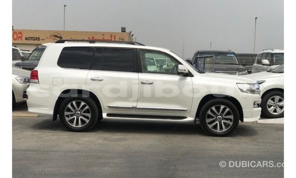 Acheter Import Voiture Toyota Land Cruiser Blanc à Import - Dubai, Ali Sabieh Region Acheter Import Voiture Toyota Land Cruiser Blanc à Import - Dubai, Ali Sabieh Region
