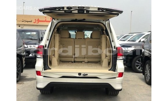 Acheter Import Voiture Toyota Land Cruiser Blanc à Import - Dubai, Ali Sabieh Region Acheter Import Voiture Toyota Land Cruiser Blanc à Import - Dubai, Ali Sabieh Region