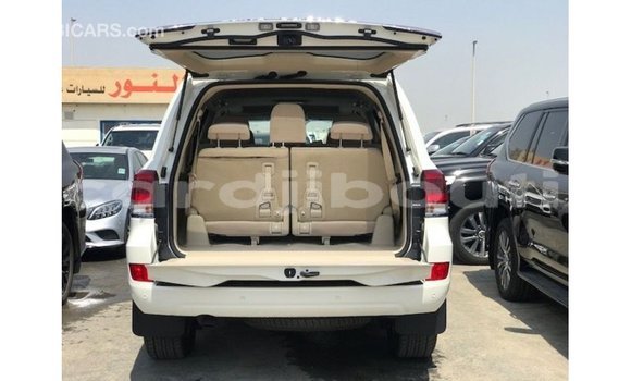Acheter Import Voiture Toyota Land Cruiser Blanc à Import - Dubai, Ali Sabieh Region Acheter Import Voiture Toyota Land Cruiser Blanc à Import - Dubai, Ali Sabieh Region
