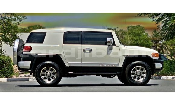 Acheter Import Voiture Toyota FJ Cruiser Blanc à Import - Dubai, Ali Sabieh Region Acheter Import Voiture Toyota FJ Cruiser Blanc à Import - Dubai, Ali Sabieh Region