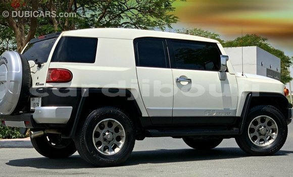 Acheter Import Voiture Toyota FJ Cruiser Blanc à Import - Dubai, Ali Sabieh Region Acheter Import Voiture Toyota FJ Cruiser Blanc à Import - Dubai, Ali Sabieh Region