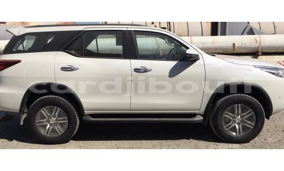 Acheter Import Voiture Toyota Fortuner Blanc à Import - Dubai, Ali Sabieh Region Acheter Import Voiture Toyota Fortuner Blanc à Import - Dubai, Ali Sabieh Region