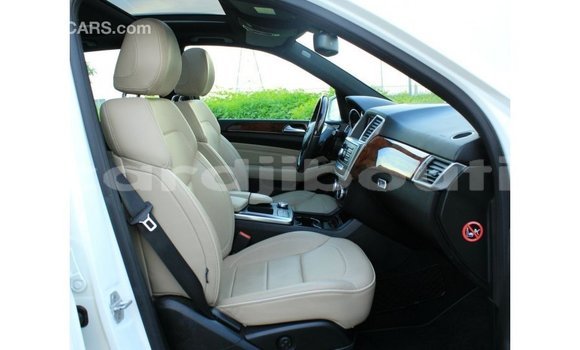 Acheter Import Voiture Mercedes-Benz 190 Blanc à Import - Dubai, Ali Sabieh Region Acheter Import Voiture Mercedes-Benz 190 Blanc à Import - Dubai, Ali Sabieh Region