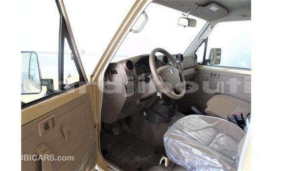 Acheter Import Voiture Toyota Land Cruiser Beige à Import - Dubai, Ali Sabieh Region Acheter Import Voiture Toyota Land Cruiser Beige à Import - Dubai, Ali Sabieh Region