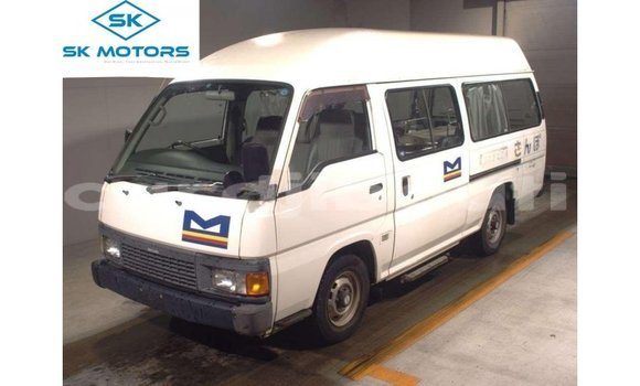 Acheter Import Voiture Nissan Caravan Blanc à Import - Dubai, Ali Sabieh Region