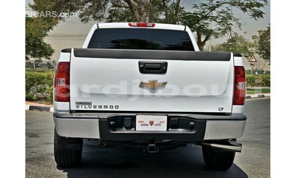 Acheter Import Voiture Chevrolet Silverado Blanc à Import - Dubai, Ali Sabieh Region Acheter Import Voiture Chevrolet Silverado Blanc à Import - Dubai, Ali Sabieh Region