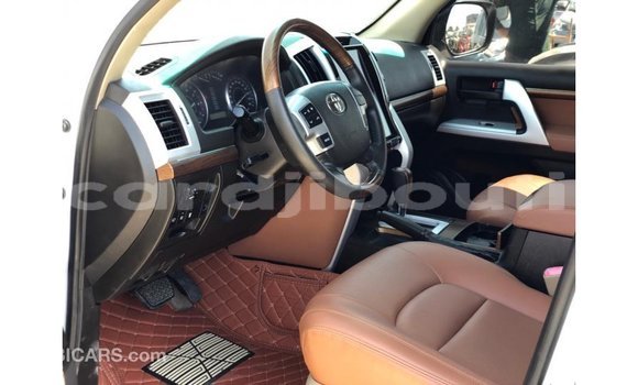 Buy Import Toyota Land Cruiser White Car in Import - Dubai in Ali Sabieh Region Buy Import Toyota Land Cruiser White Car in Import - Dubai in Ali Sabieh Region