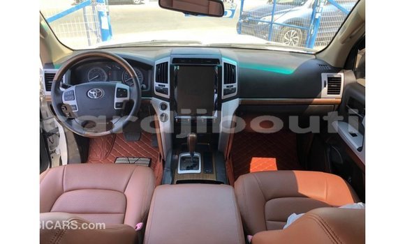 Buy Import Toyota Land Cruiser White Car in Import - Dubai in Ali Sabieh Region Buy Import Toyota Land Cruiser White Car in Import - Dubai in Ali Sabieh Region
