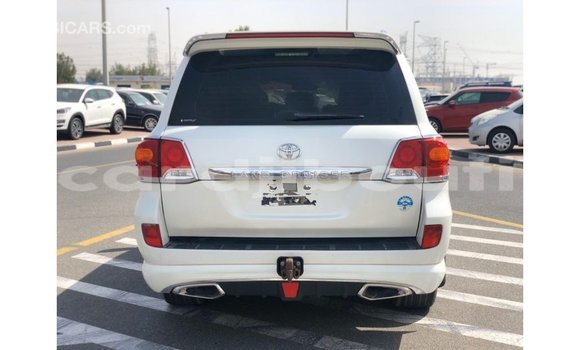 Buy Import Toyota Land Cruiser White Car in Import - Dubai in Ali Sabieh Region Buy Import Toyota Land Cruiser White Car in Import - Dubai in Ali Sabieh Region