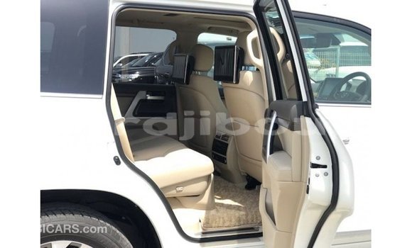 Acheter Import Voiture Toyota Land Cruiser Blanc à Import - Dubai, Ali Sabieh Region Acheter Import Voiture Toyota Land Cruiser Blanc à Import - Dubai, Ali Sabieh Region