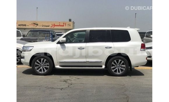 Acheter Import Voiture Toyota Land Cruiser Blanc à Import - Dubai, Ali Sabieh Region Acheter Import Voiture Toyota Land Cruiser Blanc à Import - Dubai, Ali Sabieh Region
