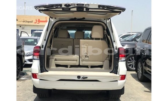 Acheter Import Voiture Toyota Land Cruiser Blanc à Import - Dubai, Ali Sabieh Region Acheter Import Voiture Toyota Land Cruiser Blanc à Import - Dubai, Ali Sabieh Region