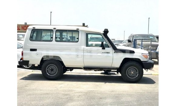 Acheter Import Voiture Toyota Land Cruiser Blanc à Import - Dubai, Ali Sabieh Region Acheter Import Voiture Toyota Land Cruiser Blanc à Import - Dubai, Ali Sabieh Region