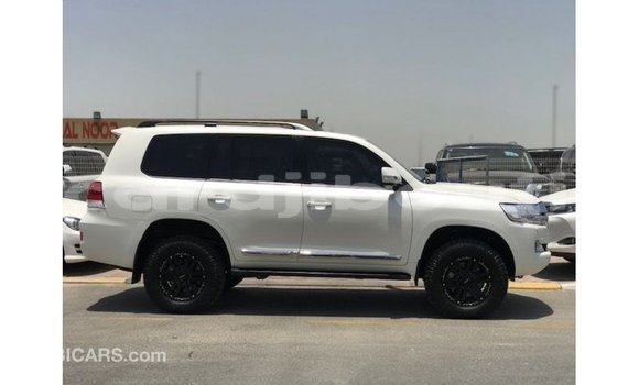 Acheter Import Voiture Toyota Land Cruiser Blanc à Import - Dubai, Ali Sabieh Region Acheter Import Voiture Toyota Land Cruiser Blanc à Import - Dubai, Ali Sabieh Region