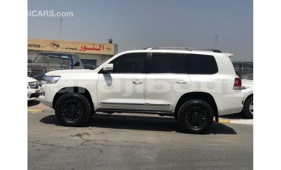Acheter Import Voiture Toyota Land Cruiser Blanc à Import - Dubai, Ali Sabieh Region Acheter Import Voiture Toyota Land Cruiser Blanc à Import - Dubai, Ali Sabieh Region