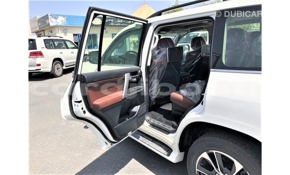 Acheter Import Voiture Toyota Land Cruiser Blanc à Import - Dubai, Ali Sabieh Region Acheter Import Voiture Toyota Land Cruiser Blanc à Import - Dubai, Ali Sabieh Region